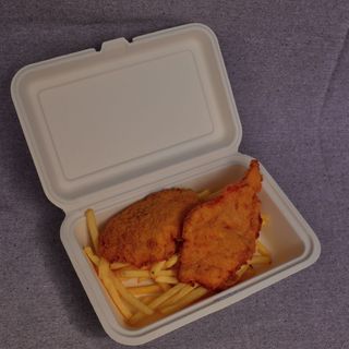 Șnițel de pui cu cartofi prăjiți