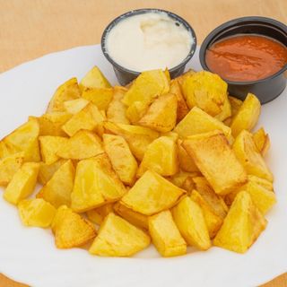 Patatas Fritas Caseras Con Salsa Alioli y Brava