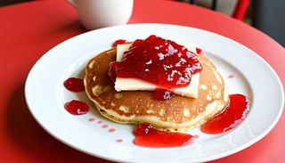 Палачинка със сладко и сирене