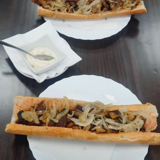 Bocadillo de cochnillo con cebolla 