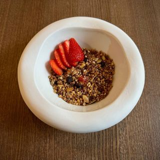 Гранола з йогуртом власного виробництва