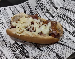 Perrito con queso, cebolla crujiente y bacon