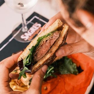 Prego d'Entrecôte no Bolo do Caco