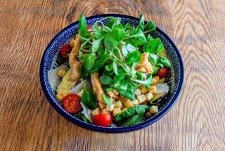 ENSALADA DE POLLO CON AGUACATE