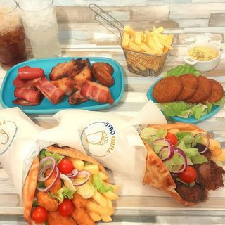 COMBO 2x2 Roasting: dos entrantes, dos pitas gyro y dos bebidas