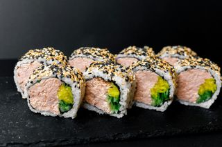 Uramaki pieczony łosoś, serek, warzywa, sezam. 8 szt.