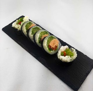 06.Futomaki z grillowanym łososiem i warzywami 6szt.