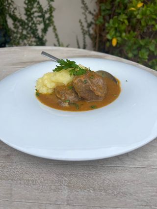 Carrillada De Cerdo Con puré de patatas. 