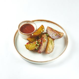 Картопля по-селянськи з соусом Барбекю (200/30г)