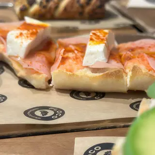 Salmorejo, aceite, lacón y pimentón