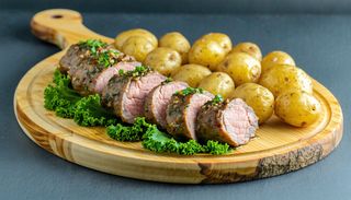 Mușchiuleț de purcel cu cartofi copti