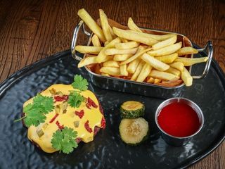 Біфштекс з соусом Чеддер та картоплею фрі (420g)