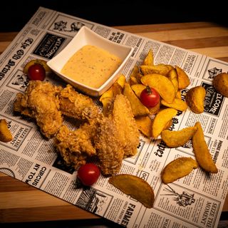 Aripioare crocante picante cu sos chilli-usturoi servite cu cartofi wedges