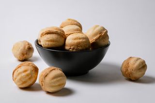 Орешек со сгущенкой и грецким орехом