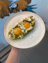 Tost sa jajima i pestom 250g