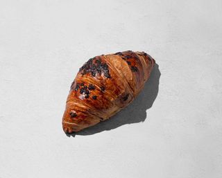 Croissant francés de chocolate