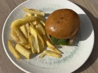 Бургер з креветками і картопляними діпами (130/50g)