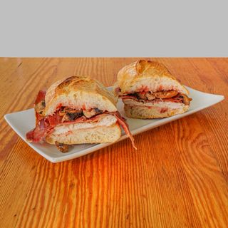 Pollo, Pan Untado con Tomate, Jamón Serrano Reserva y Champiñones