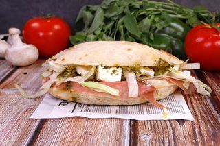 Сандвич на пещ с прошуто и фета сирене (380- 430г)