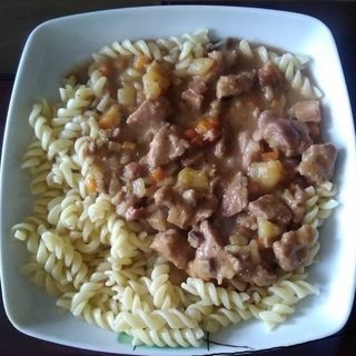 Makaron z gulaszem,surówka