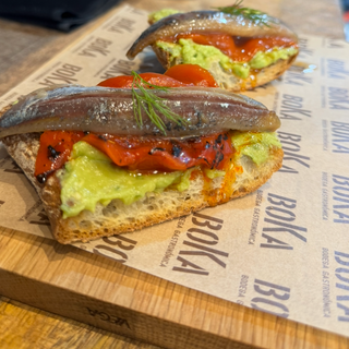 Tosta de aguacate con pimiento asado y sardina ahumada