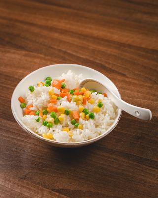 Pržena riža sa povrćem i jajima