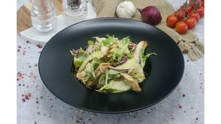 Salata cu pui,bacon si avocado