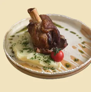 Ciolan de porc rumenit cu piure de cartofi