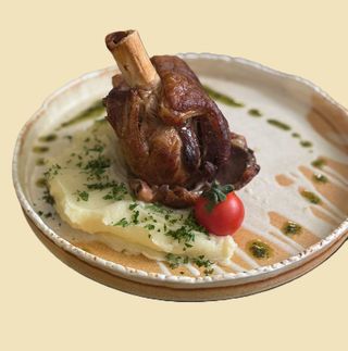 Ciolan de porc rumenit cu piure de cartofi
