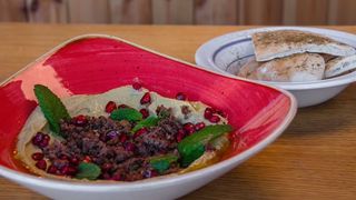 Hummus klasyczny z baraniną i miętą