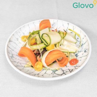 Ensalada verde, aguacate, rabanitos, cebolla morada,