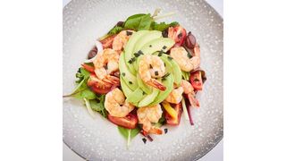 Salată cu creveți avocado roșii cherry