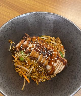 (83)Tallarines plancha con pato y su salsa