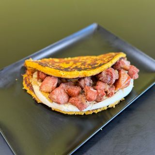 Cachapa Con Cochino Frito Y Queso De Mano