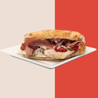 Bocata Serranito con patatas fritas pequeñas