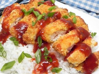 C21，Katsudoni De Pollo Con Arroz Blanco