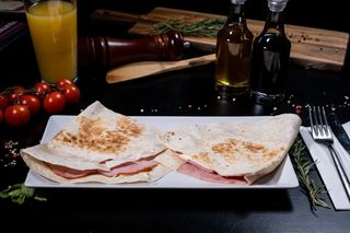 Piadina cu sunca si mozzarella 