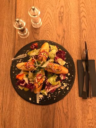 Bruschete cu cu guacamole si ton