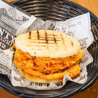 Arepa de pollo mechado