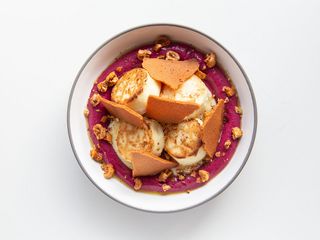 Сирники солодкі на подушці з ганаша з чорної смородини та заварного крему (260g)