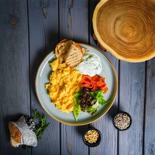 Скрэмбл с малосольным лососем (280г)