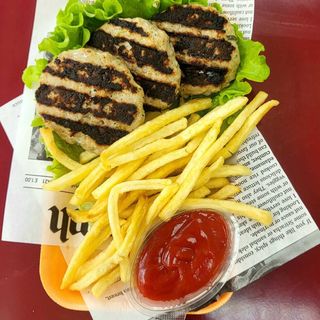 3бр. Кюфте + Картофки + Сос  (310г)