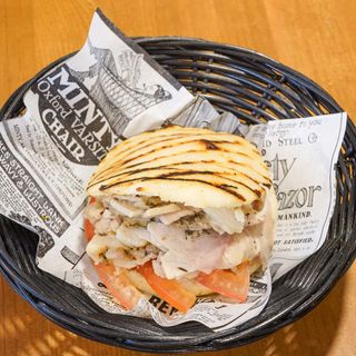 SG - Arepa de pernil y tomate fresco