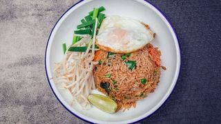 Khao Phat z warzywami (ryż z woka z warzywami)