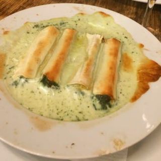 Canelones de espinacas y piñones gratinados   