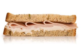 Sándwich multicereal de pavo y crema de queso