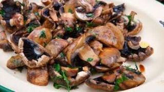 Champiñones Laminados Al Vapor Con Ajo Y Perejil