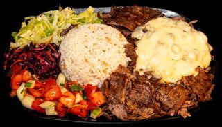 Kebab na talerzu mięso mieszane: baranio-wołowe i kurczak