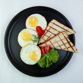 Яичница глазунья 