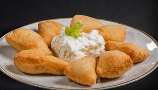 Uštipci sa sirom i kajmakom